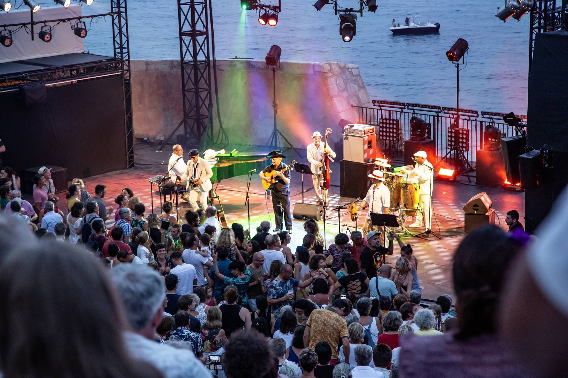 Fluo Party : 4ème soirée du genre et toujours autant de succès - Ville de  Sète - Ville de Sète
